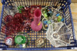 A TRAY OF COLLECTABLE GLASSWARE TO INCLUDE MURANO STYLE SWEETS