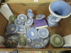 TRAY OF WEDGWOOD JASPERWARE TO INCLUDE LARGE URN, PLATE ETC