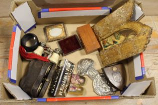 A SELECTION OF COLLECTABLES TO INCLUDE OPERA GLASSES, A BOXED SET OF SMALL BRASS WEIGHTS,