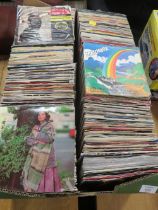 A TRAY OF APPROX 400 7" SINGLE RECORDS TO INCLUDE BRUCE SPRINGSTEIN, MICHAEL JACKSON, FLEETWOOD MAC,