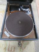 A VINTAGE PORTABLE WIND UP HMV GRAMOPHONE TOGETHER WITH GLITTER TURNTABLE AND 78 RECORDS