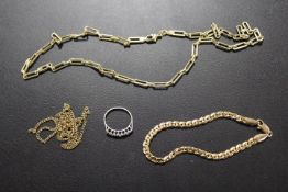AN ASSORTMENT OF YELLOW METAL COSTUME JEWELLERY ETC TO INCLUDE A SILVER RING