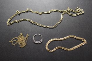 AN ASSORTMENT OF YELLOW METAL COSTUME JEWELLERY ETC TO INCLUDE A SILVER RING