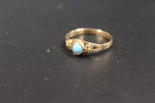 A CONTINENTAL TURQUOISE SET GOLD RING STAMPED TO THE OUTER BAND K583