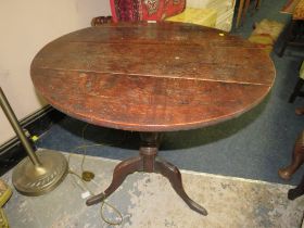 A 19TH CENTURY OAK TILT TOP PEDESTAL TABLE