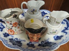 A SMALL SELECTION OF VINTAGE CERAMICS TO INCLUDE JUGS