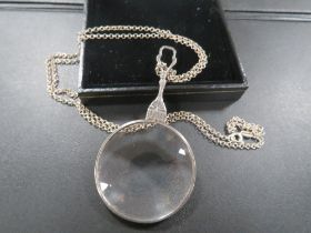 A 925 SILVER PENDANT MAGNIFYING GLASS SUSPENDED ON SILVER CHAIN