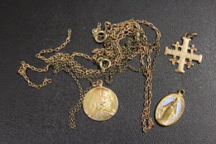 A HOLY MARY 14 CT SMALL CIRCULAR PENDANT ETC