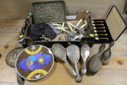 A COLLECTION OF DRESSING TABLE ITEMS ETC TO INC A HALLMARKED SILVER EXAMPLE