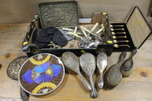 A COLLECTION OF DRESSING TABLE ITEMS ETC TO INC A HALLMARKED SILVER EXAMPLE