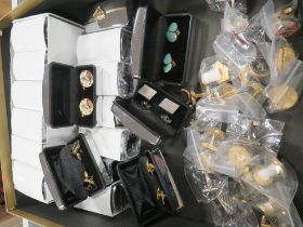 A TRAY OF ASSORTED MODERN CUFFLINKS AND DISPLAY BOXES