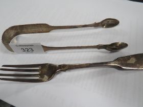 A PAIR OF HALLMARKED SILVER FIDDLE PATTERN SUGAR TONGS WITH EXETER ASSAY MARK, TOGETHER WITH A