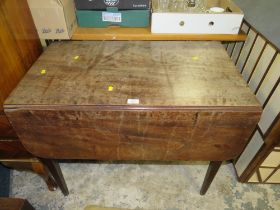 A 19TH CENTURY MAHOGANY PEMBROKE TABLE