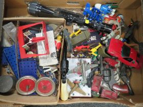 A SELECTION OF TOY COLLECTABLES TO INCLUDE MECCANO, PALITOY PLANES, CAP GUNS, PLAYMOBIL FIGURES,