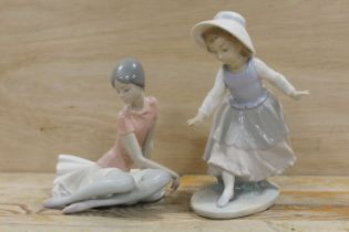 A LLADRO FIGURINE OF A BALLERINA TOGETHER WITH A NAO FIGURINE (2)