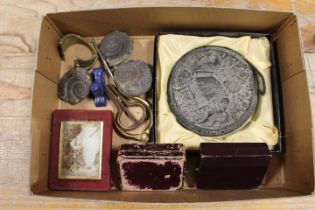 A SELECTION OF COLLECTABLES TO INCLUDE A REPLICA QUEEN ELIZABETH I WAX SEAL, A LAPIS LAZULI SMALL