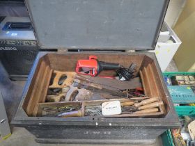 A CARPENTERS VINTAGE TOOL CHEST AND CONTENTS
