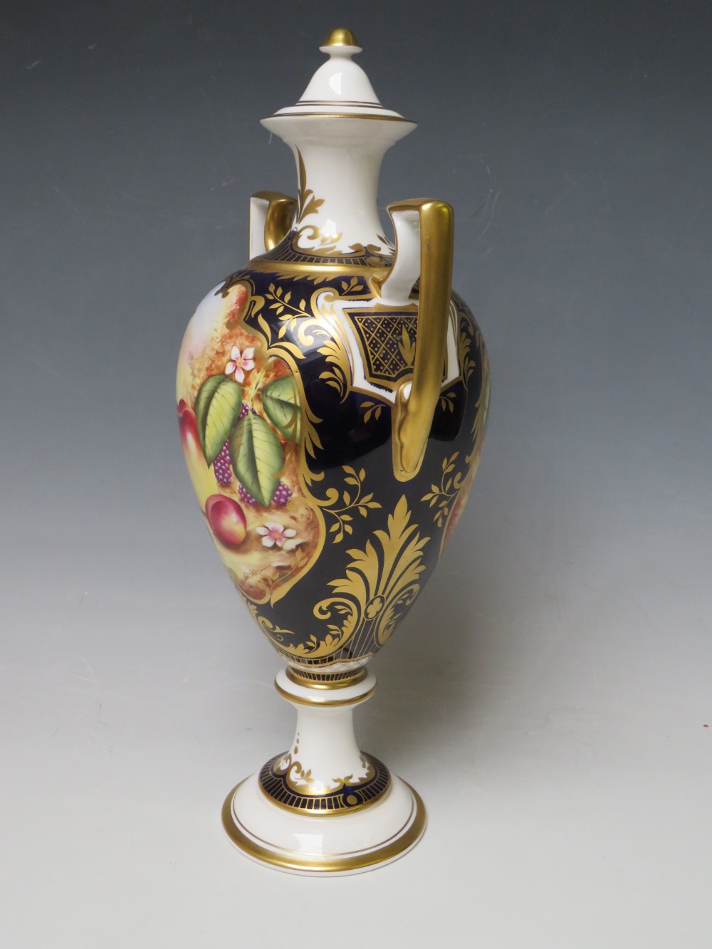 A SPODE HAND PAINTED TWIN HANDLED VASE AND COVER SIGNED 'KEN YATES'. decorated with fruit, H 31.5 - Image 4 of 6