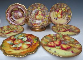A SELECTION OF HAND PAINTED 'FRUIT DESIGN' CHINA IN THE WORCESTER STYLE, to include a twin handled