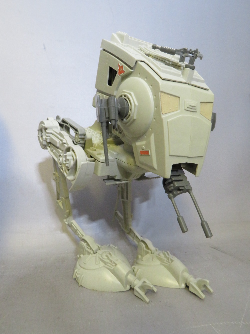 THREE BOXED STAR WARS ITEMS TO INCLUDE RETURN OF THE JEDI SCOUT WALKER, Empire Strikes Back Battle - Image 5 of 9