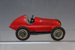 A VINTAGE SCHUCO STUDIO 1050 TINPLATE CLOCKWORK SPORTS CAR, L 13 cm