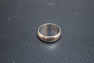 A HALLMARKED 18 CARAT GOLD WEDDING BAND, approx weight 5.6g, ring size M