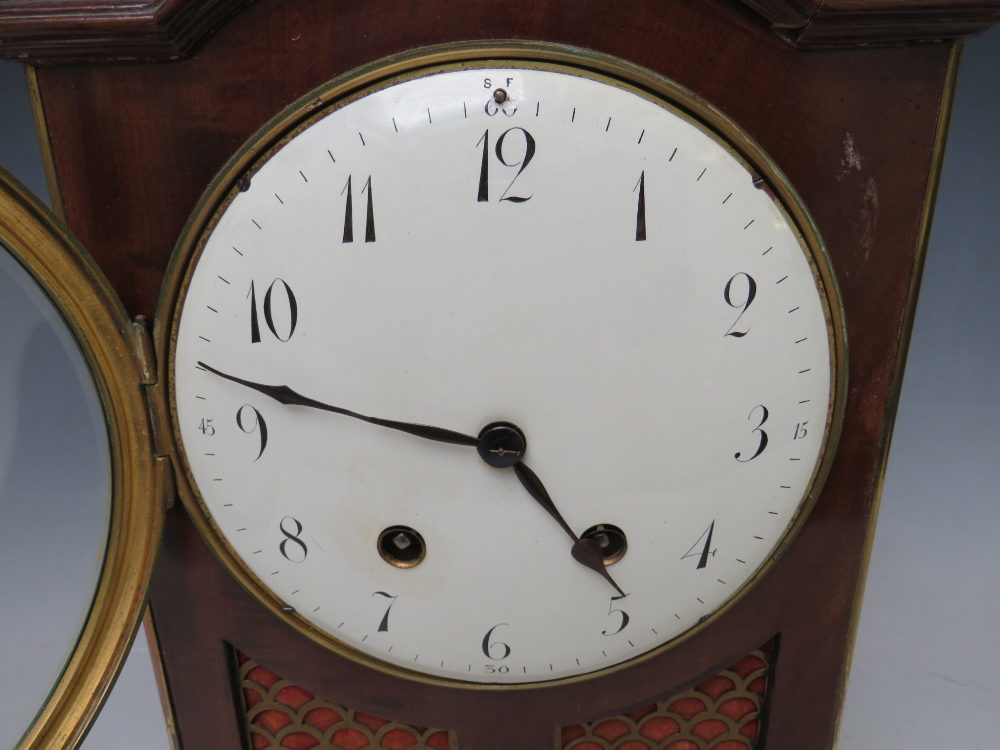 AN EARLY 20TH CENTURY MAHOGANY CASED BRACKET CLOCK, having a break arch case and padded top with - Image 3 of 7