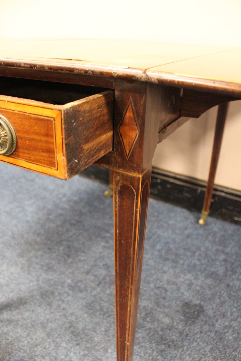 A 19TH CENTURY MAHOGANY PEMBROKE TABLE WITH CROSSBANDED DETAIL, having single frieze drawer, - Image 3 of 3
