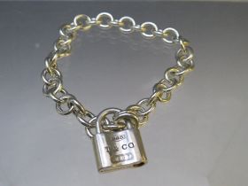 A TIFFANY & Co. 925 SILVER LINK BRACELET WITH PADLOCK FASTENER, approximate weight 23.85 g