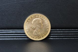 QUEEN ELIZABETH 1967 SOVEREIGN, (with old collectors tag)