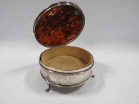 A HALLMARKED SILVER AND TORTOISESHELL CIRCULAR JEWELLERY BOX BY HORTON & ALLDAY - BIRMINGHAM 1919,