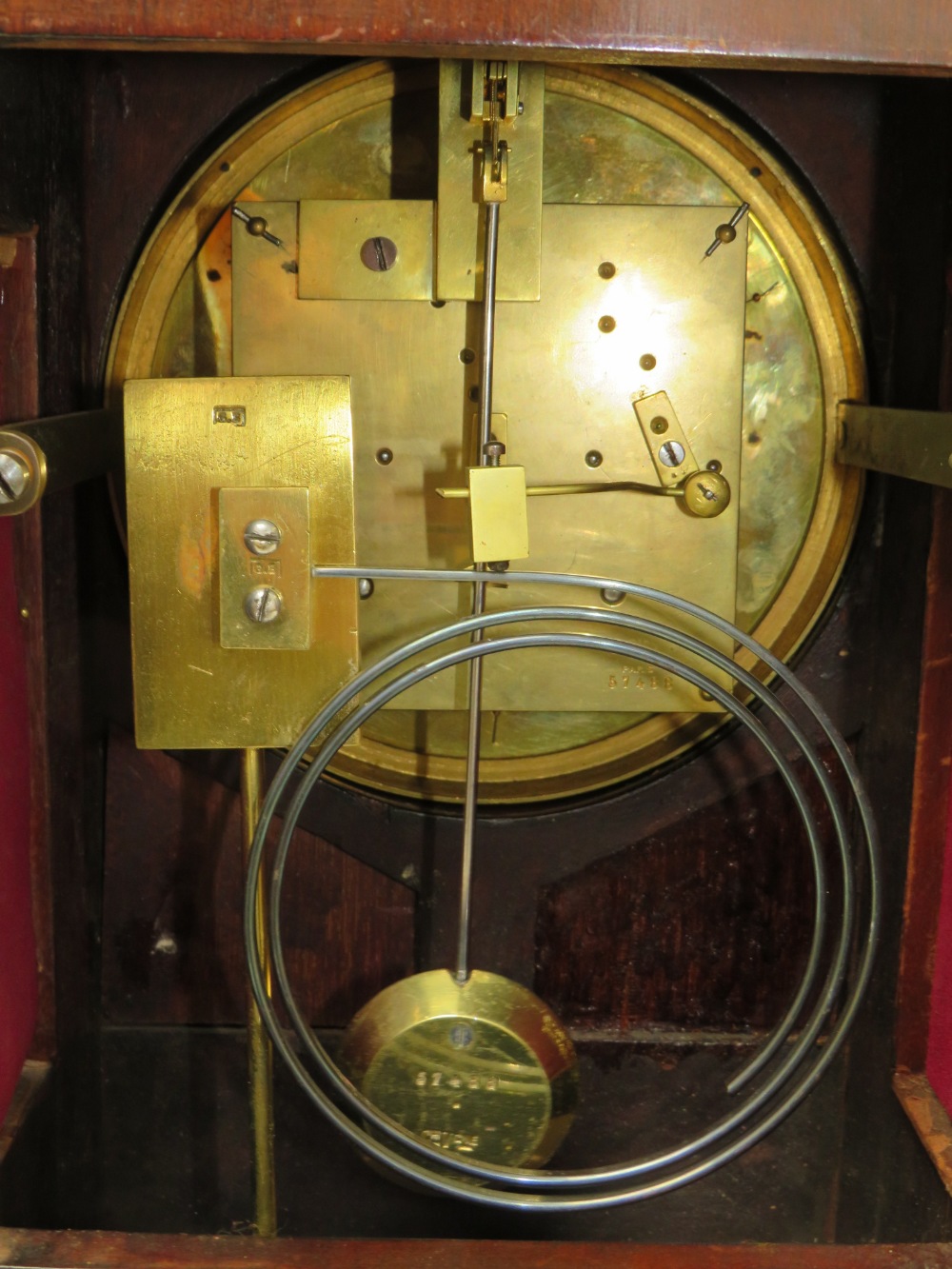 AN EARLY 20TH CENTURY MAHOGANY CASED BRACKET CLOCK, having a break arch case and padded top with - Image 7 of 7