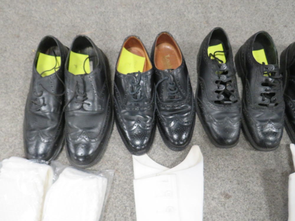 FIVE PAIRS OF HIGHLAND / GILLY BROGUES, together with two pairs of spats, four pairs of white knee - Bild 2 aus 6