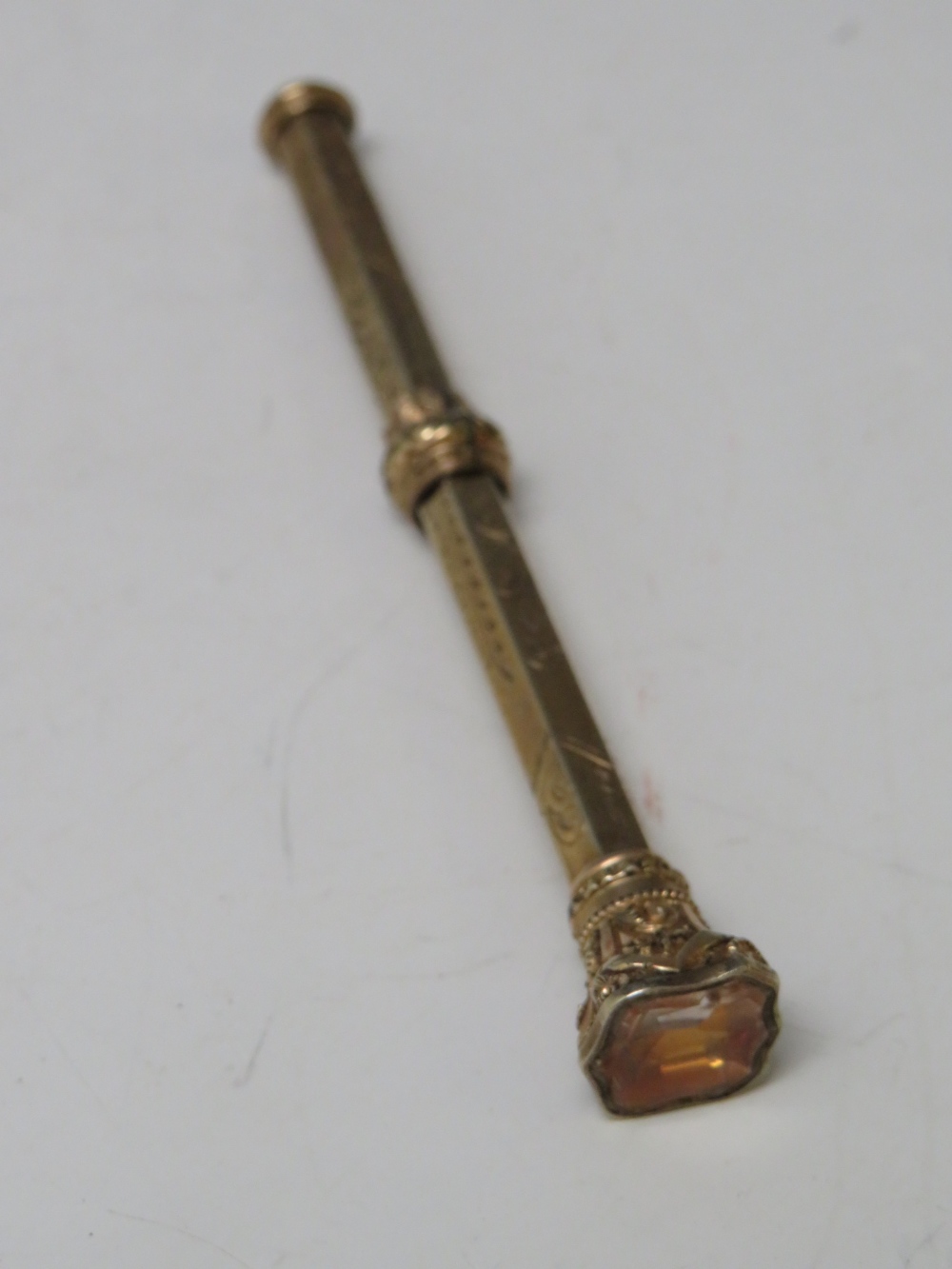 A VICTORIAN YELLOW METAL PROPELLING PENCIL, L 9.5 cm - Bild 2 aus 3