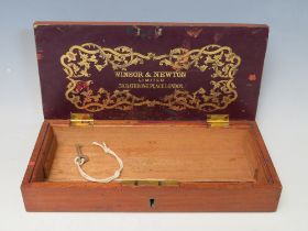 A VINTAGE WINDSOR & NEWTON WOODEN ARTISTS BOX, L 23 cm, H 4.5 cm, D 10 cm