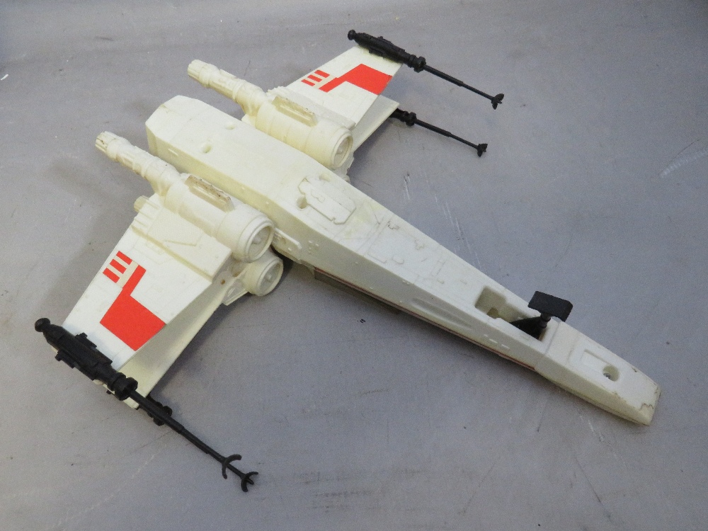 THREE BOXED STAR WARS ITEMS TO INCLUDE RETURN OF THE JEDI SCOUT WALKER, Empire Strikes Back Battle - Image 8 of 9