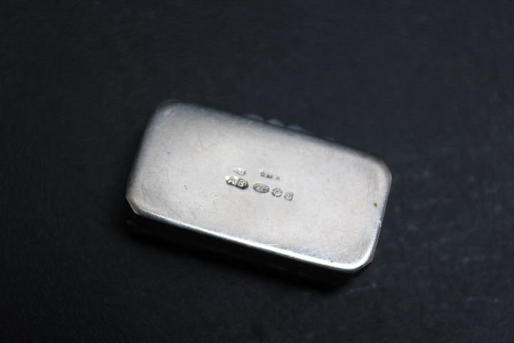 A MODERN CONTINENTAL STYLE SILVER PILL BOX, with import hallmarks, decorated with typical - Image 3 of 4