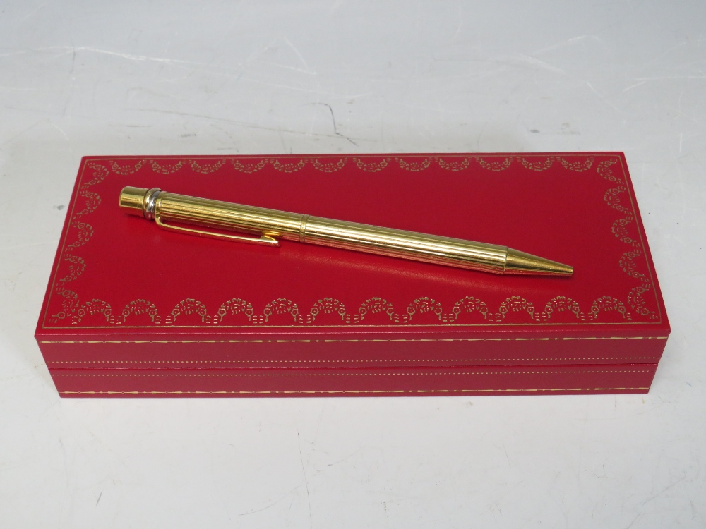 A BOXED CARTIER 'TRINITY' STYLE GOLD PLATED BALLPOINT PEN, together with two refills (unchecked) - Bild 3 aus 4