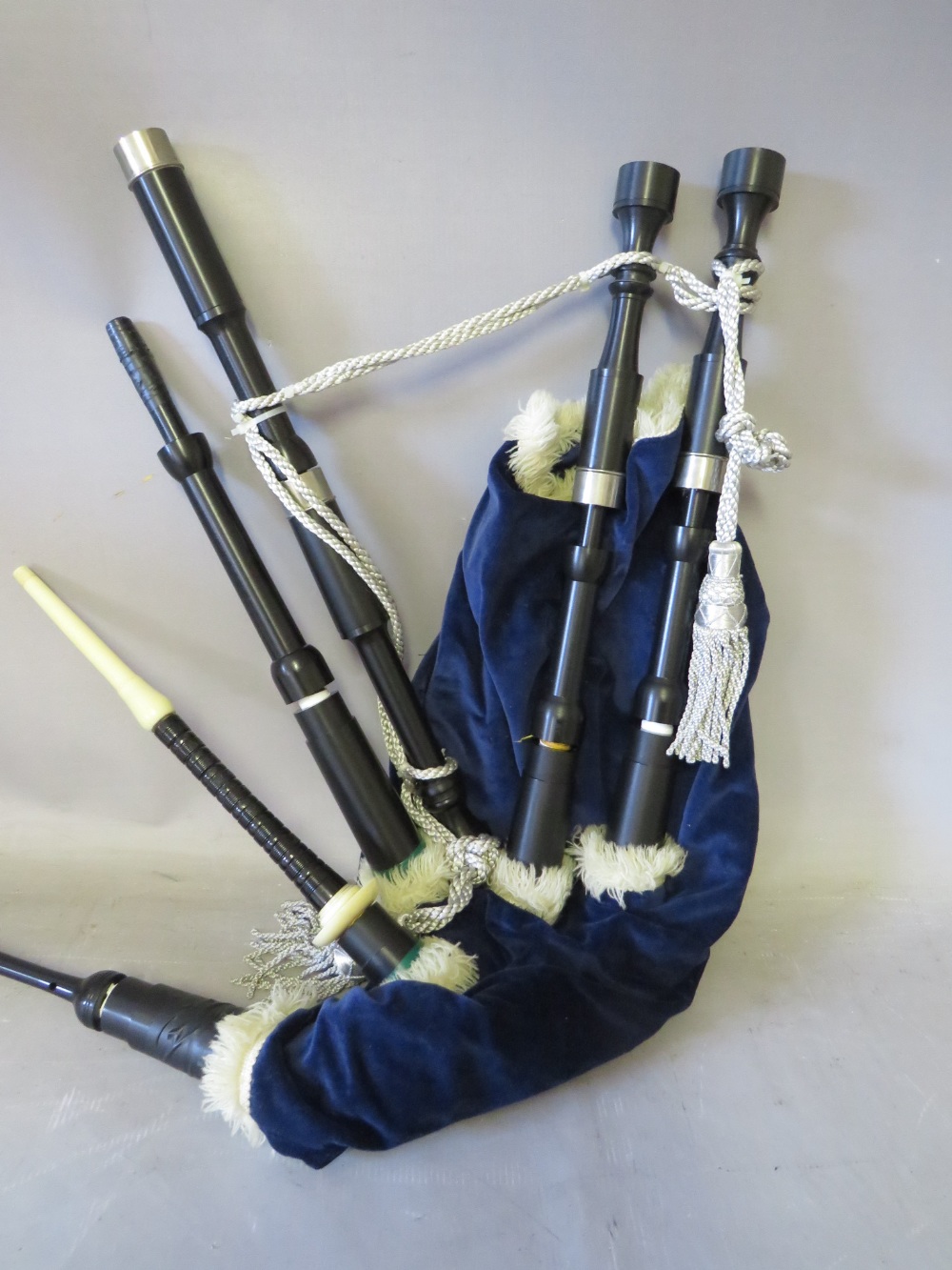 A SET OF LEON HIGHLANDER BAG PIPES, with thistle of Blantyre carry case - Image 3 of 4