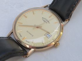 A 9CT GOLD CASED ROTARY DAY / DATE QUARTZ WRISTWATCH, on leather strap, dial Dia. 3 cm