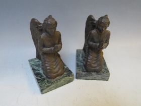 A PAIR OF BRONZED KNEELING ANGELS, on green marbled bases, H 14 cm (2)