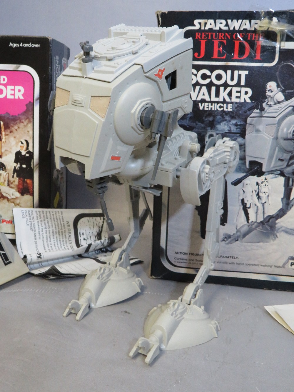 THREE BOXED STAR WARS ITEMS TO INCLUDE RETURN OF THE JEDI SCOUT WALKER, Empire Strikes Back Battle - Image 4 of 9