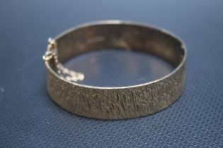 A HALLMARKED SILVER GILT 'BARK' EFFECT CLASP BANGLE, in fitted case