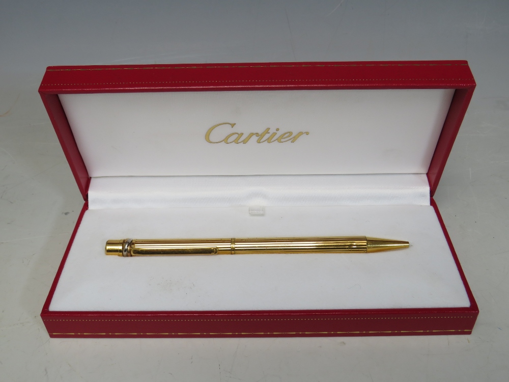 A BOXED CARTIER 'TRINITY' STYLE GOLD PLATED BALLPOINT PEN, together with two refills (unchecked) - Bild 2 aus 4