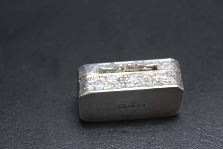 A MODERN CONTINENTAL STYLE SILVER PILL BOX, with import hallmarks, decorated with typical - Image 2 of 4