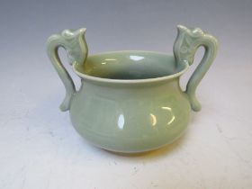 AN ORIENTAL TWIN HANDLED CELADON CENSOR, H 10.5 cm, W 15 cm