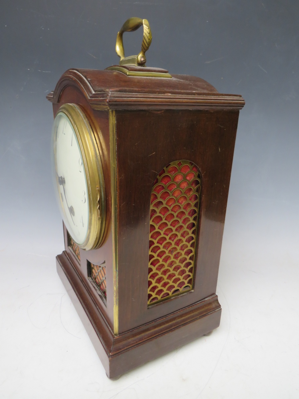 AN EARLY 20TH CENTURY MAHOGANY CASED BRACKET CLOCK, having a break arch case and padded top with - Image 4 of 7