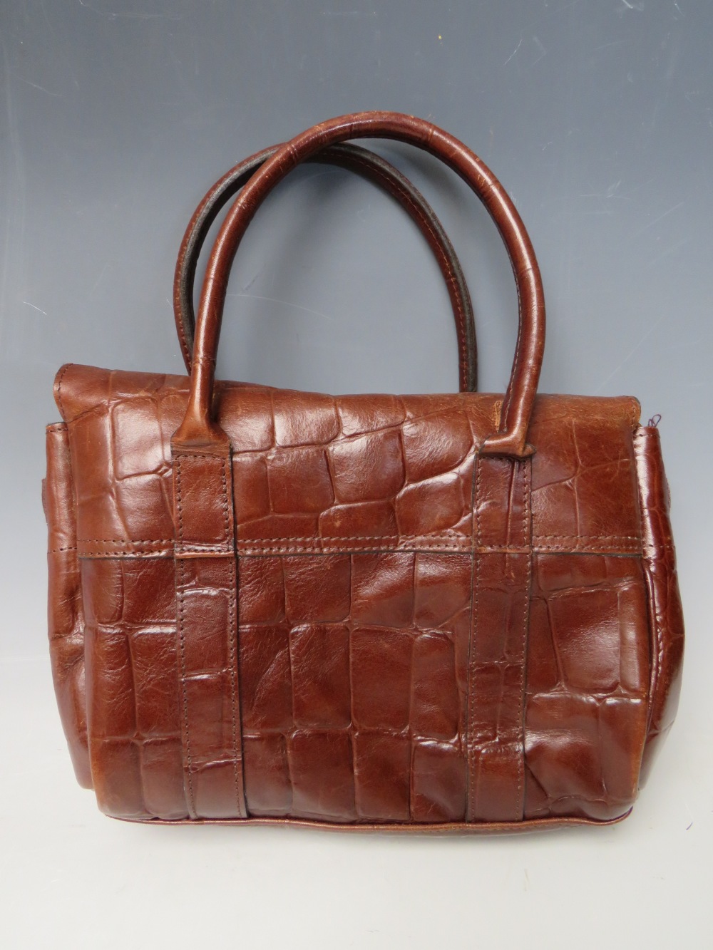 A LADIES MULBERRY CROCODILE EMBOSSED SMALL 'BAYSWATER' HANDBAG, with dust cover, W 26.5 cm, H 34 - Bild 3 aus 6