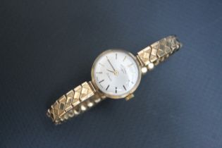 A LADIES 9 CARAT GOLD ROTARY WRIST WATCH, on expandable steel bracelet, Dia 2 cm Condition Report: