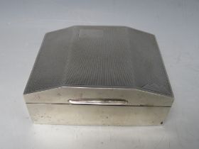 A HALLMARKED SILVER ART DECO CIGARETTE BOX - BIRMINGHAM 1934, with wooden lining, H 5 cm, L 11 cm, D